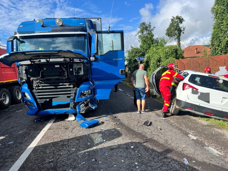 Accident intre doua masini si un camion Mioveni