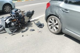 Accident la Pitesti Motociclist lovit de masina spitalizat