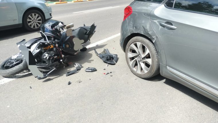 Accident la Pitesti Motociclist lovit de masina spitalizat
