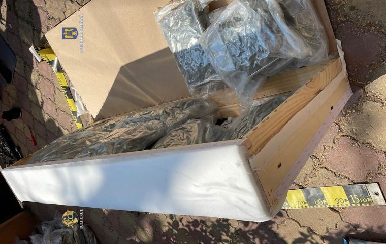 Barbat prins cu 53 kg de droguri in canapea