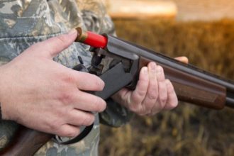 Barbat retinut dupa ce a impuscat cainele vecinului