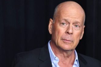 Bruce Willis nu mai poate vorbi citi si mergi