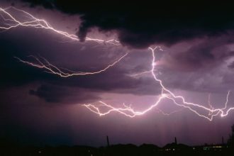 Cod galben de averse torentiale si vijelii in 16 judete