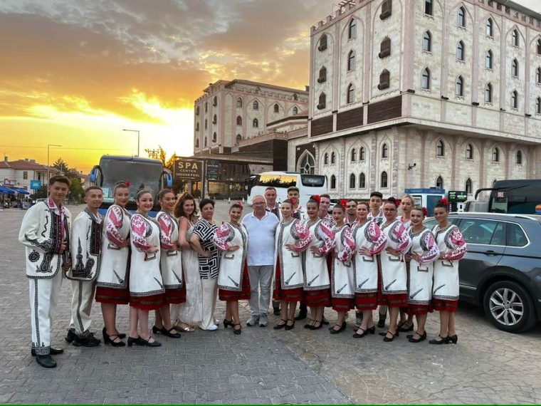 Dansatorii de la Doina Bascovului aplaudati la festivalul din Cappadocia
