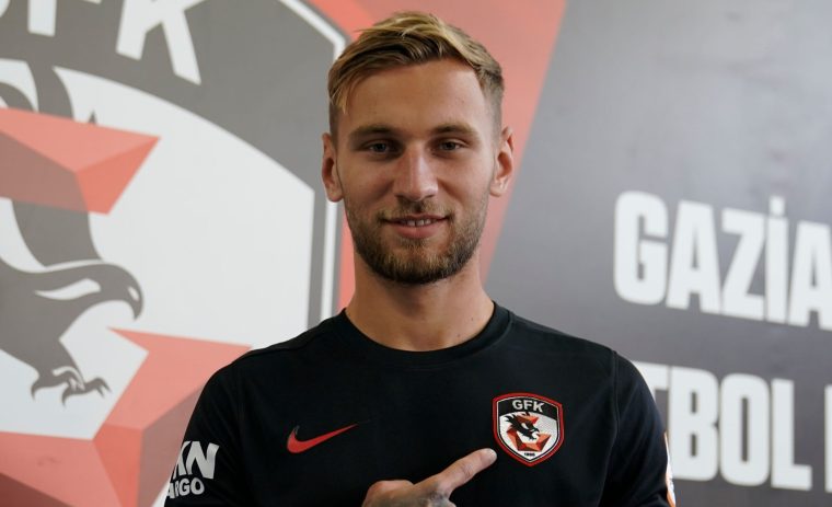 Denis Dragus asaltat de propuneri