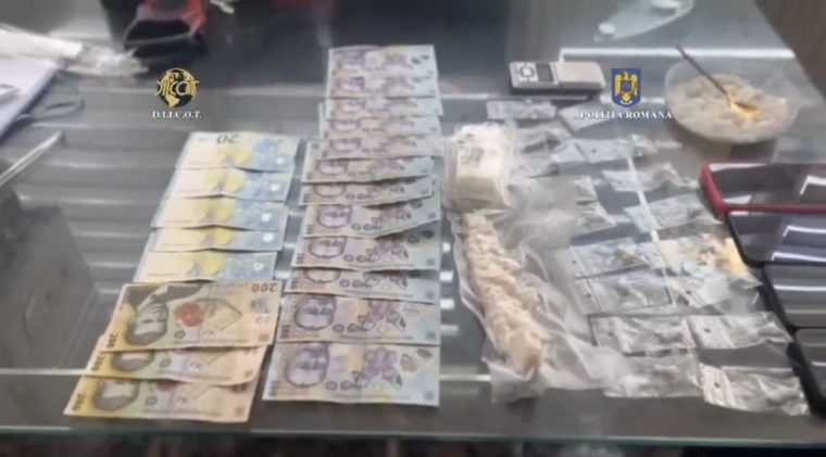 Droguri vandute in Arges Bani si bijuterii confiscate