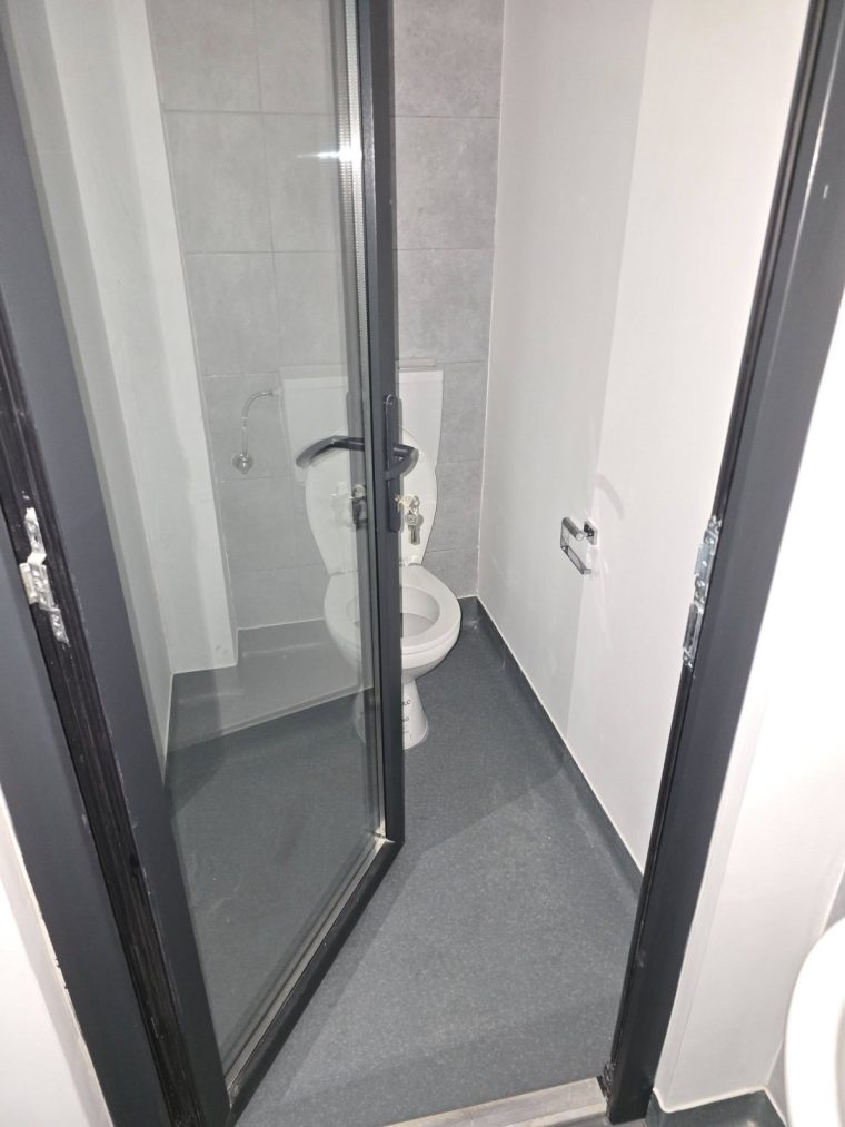 Incredibil Toalete publice cu usi transparente intr o piata