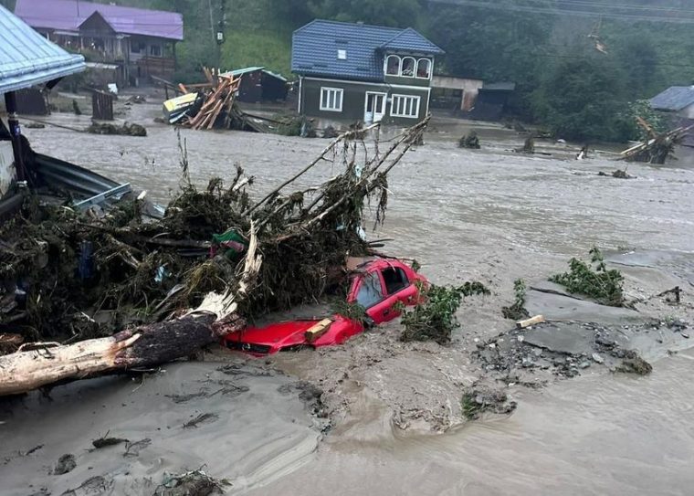 Inundatiile au provocat distrugeri in Suceava trei decazuti
