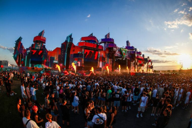 Mai multi adolescenti au strigat Ceausescu la festivalul Beach Please Reactia IICCMER