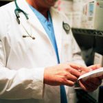 Medicii rezidenti din spitale private vor fi platiti de acestea