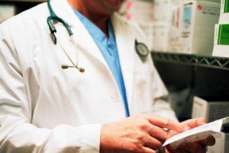 Medicii rezidenti din spitale private vor fi platiti de acestea