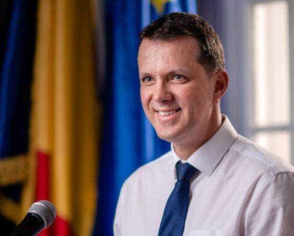 Ministrul Apararii Ionut Mosteanul dialog viu cu o colega Ce nesimtit esti