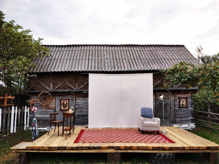 O caravana teatrala viziteaza anual comuna Buzoesti