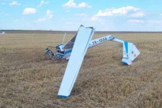 Planor cazut pe camp pilot mort pe loc