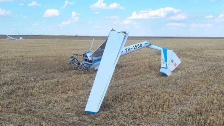 Planor cazut pe camp pilot mort pe loc