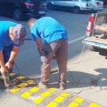 SEdC Mioveni efectueaza salubrizare stradala si monteaza limitatoare de viteza