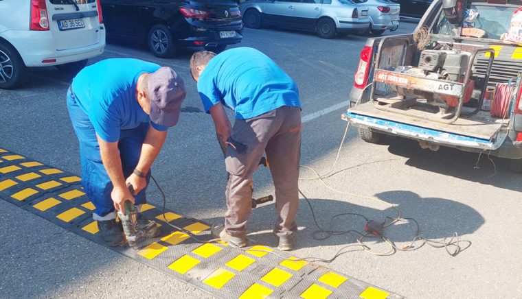 SEdC Mioveni efectueaza salubrizare stradala si monteaza limitatoare de viteza