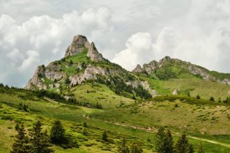 Se amenajeaza primul traseu montan pentru persoane nevazatoare