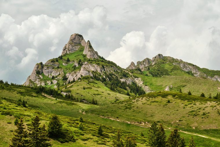 Se amenajeaza primul traseu montan pentru persoane nevazatoare