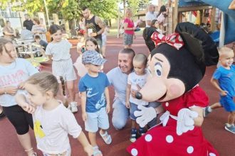 Surprize pentru copii la deschiderea noului parc de joaca din Bradu