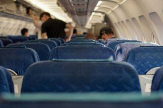 Tanara acuza agresiune sexuala intr un avion catre Bucuresti