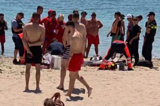 Un barbat a murit inecat in timp ce facea surfing