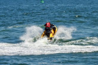 tragedie pe plaja gostinu doi tineri s au inecat salvand copilul