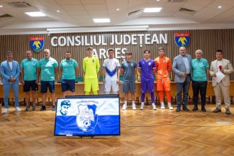 500 de tineri fotbalisti de la FC Arges au primit echipamente noi