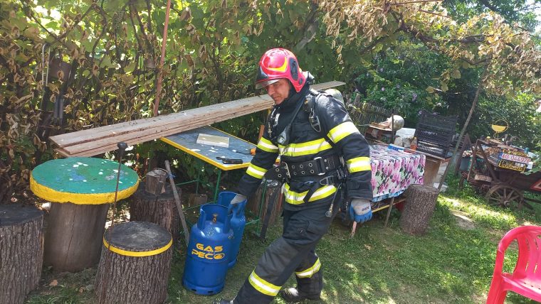 Arges Casa in flacari butelii evacuate de pompieri