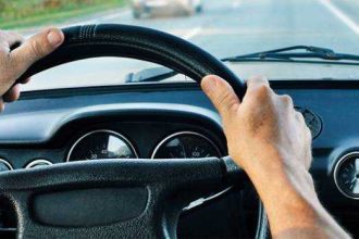 Baiat de 10 ani prins conducand cu tatal langa el