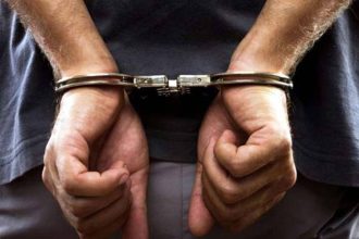 Barbat arestat dupa ce si a lovit avocatul