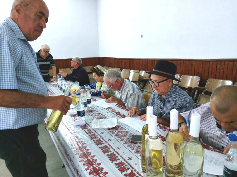Concurs de degustare a tzuicii la Botesti