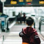 Copil de 10 ani lasat singur pe aeroport de parinti