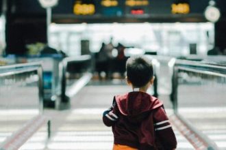 Copil de 10 ani lasat singur pe aeroport de parinti