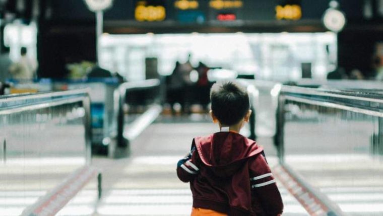 Copil de 10 ani lasat singur pe aeroport de parinti