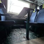 Doua fetite ranite de un geam cazut in vagon