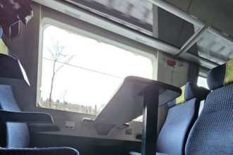 Doua fetite ranite de un geam cazut in vagon