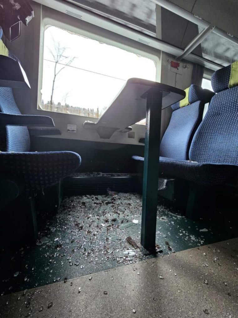 Doua fetite ranite de un geam cazut in vagon