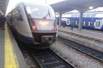 Doua fetite ranite de un geam in tren