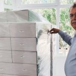 Elevii din Mioveni primesc ghiozdan si rechizite la scoala