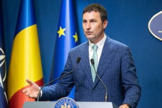 Guvernul reduce ajutoarele sociale pentru romanii datori