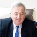 La Cateasca primarul Nastase repara drumul stricat