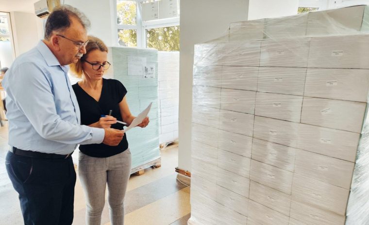 Mioveni Pachetele cu ghiozdane si rechizite au sosit