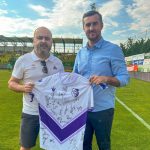 Mirel Bolboasa a dat tricoul castigat la licitatie