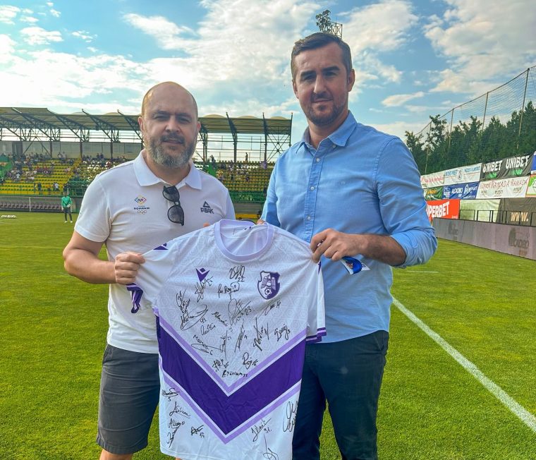 Mirel Bolboasa a dat tricoul castigat la licitatie