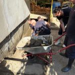 Munca titanica in Suceava Pompierii curata gospodariile