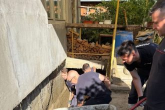 Munca titanica in Suceava Pompierii curata gospodariile