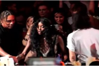 Naomi Campbell DJ la un club de lux din Mamaia