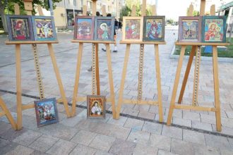 Pites ti Icoanele pictate de copii in Piata Primariei