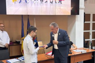 Pitesti Emanuel Mazare onorat la Primarie pentru rezultate exceptionale